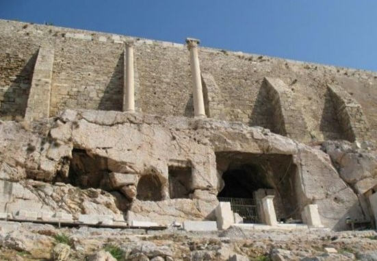 Δύο κίονες της Ακρόπολης, μάρτυρες της σεισμικής ιστορίας της Αθήνας