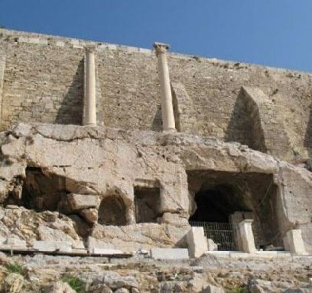 Δύο κίονες της Ακρόπολης, μάρτυρες της σεισμικής ιστορίας της Αθήνας