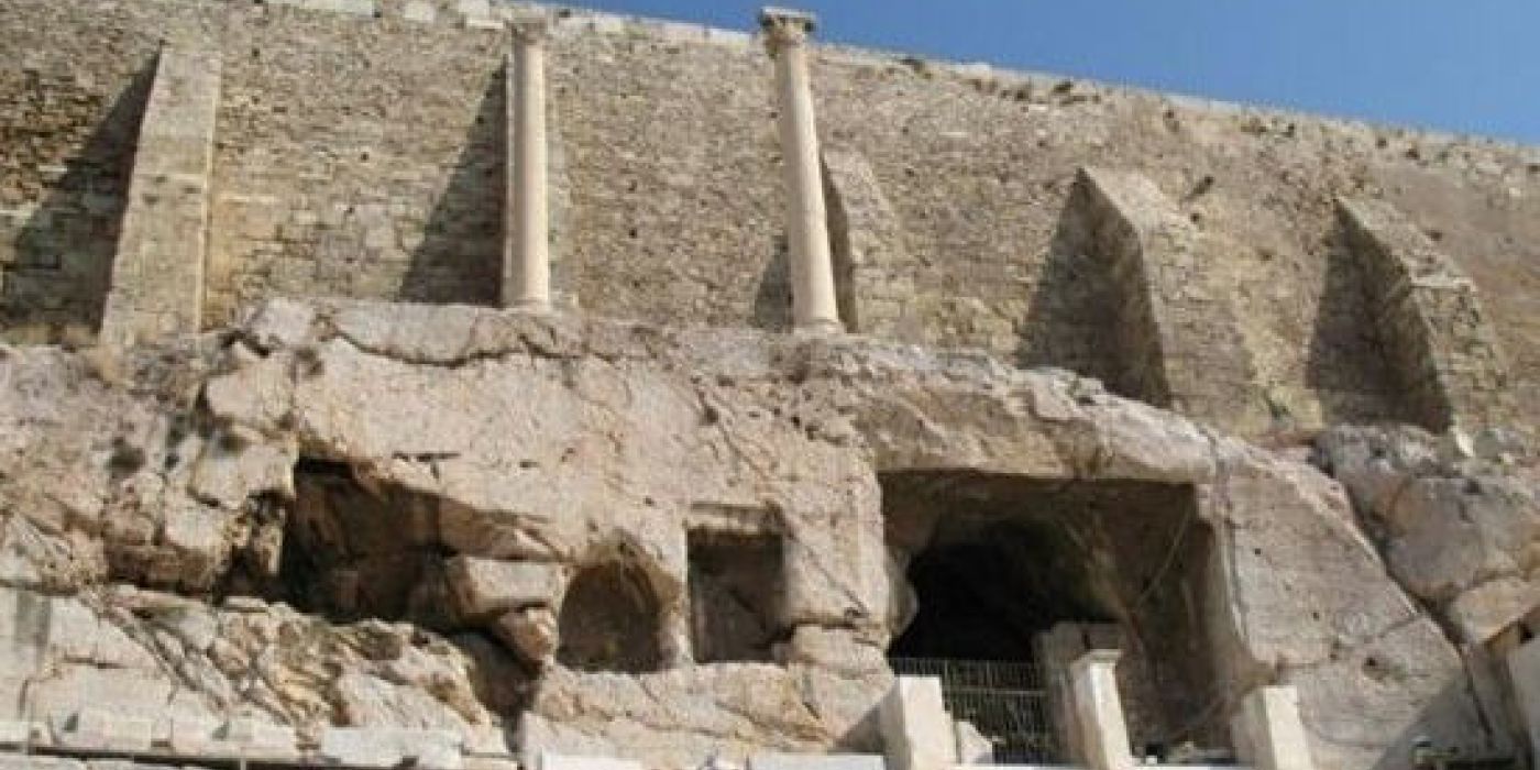 Δύο κίονες της Ακρόπολης, μάρτυρες της σεισμικής ιστορίας της Αθήνας